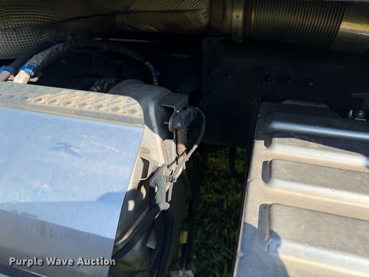 image for item FC3327 2018 Mack CHU613 semi truck