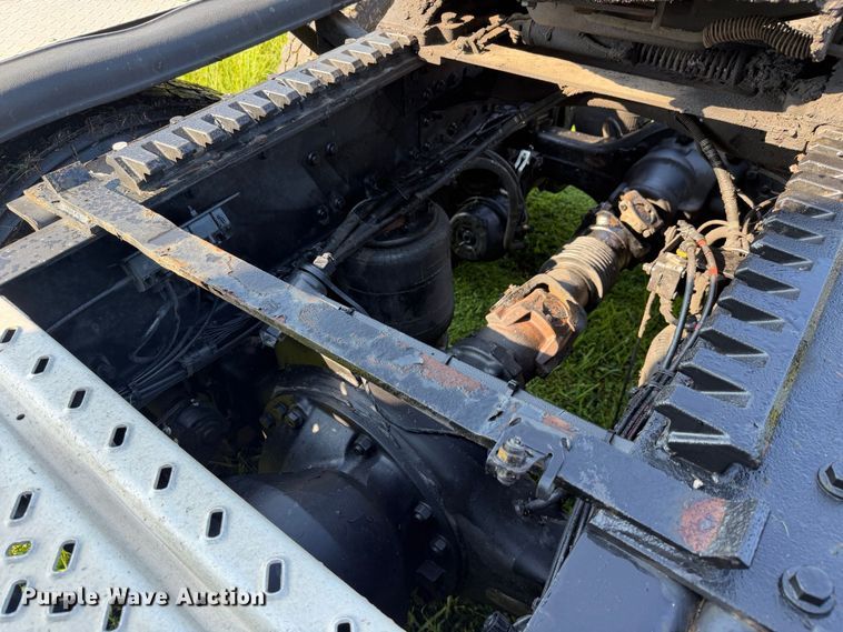 image for item FC3327 2018 Mack CHU613 semi truck