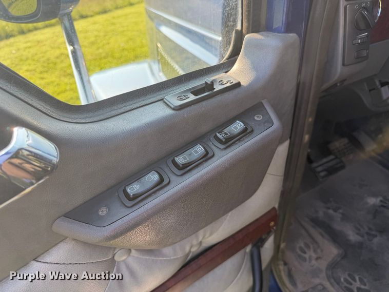 image for item FC3327 2018 Mack CHU613 semi truck