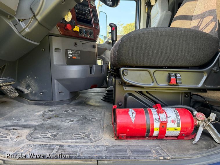 image for item FC3327 2018 Mack CHU613 semi truck
