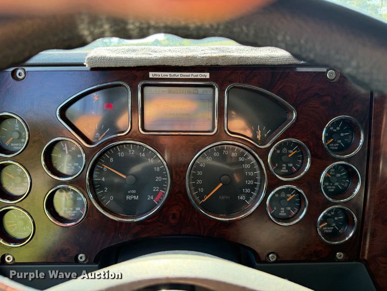 image for item FC3327 2018 Mack CHU613 semi truck