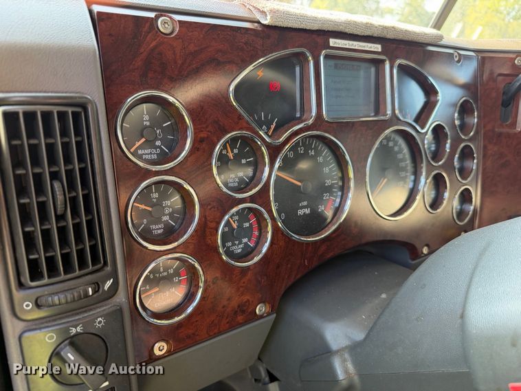 image for item FC3327 2018 Mack CHU613 semi truck
