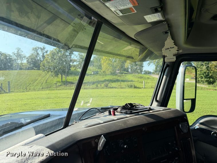 image for item FC3327 2018 Mack CHU613 semi truck