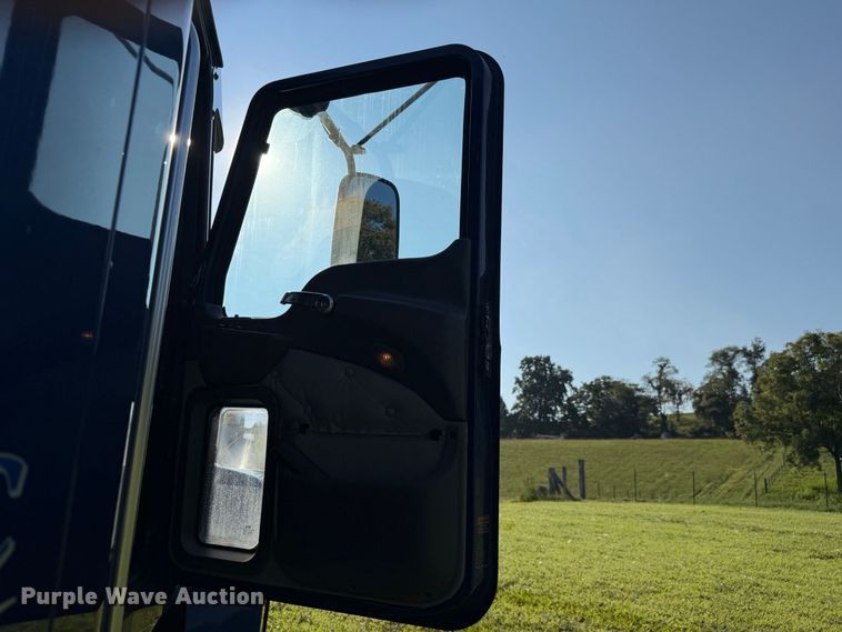 image for item FC3327 2018 Mack CHU613 semi truck