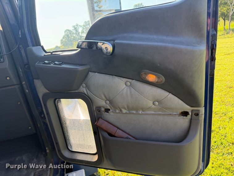 image for item FC3327 2018 Mack CHU613 semi truck