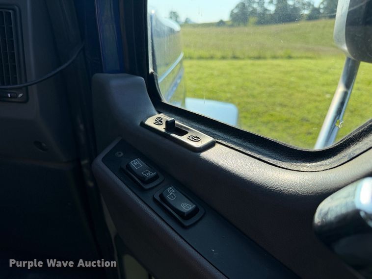 image for item FC3327 2018 Mack CHU613 semi truck