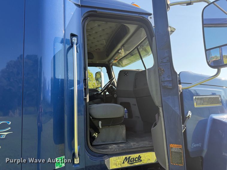 image for item FC3327 2018 Mack CHU613 semi truck