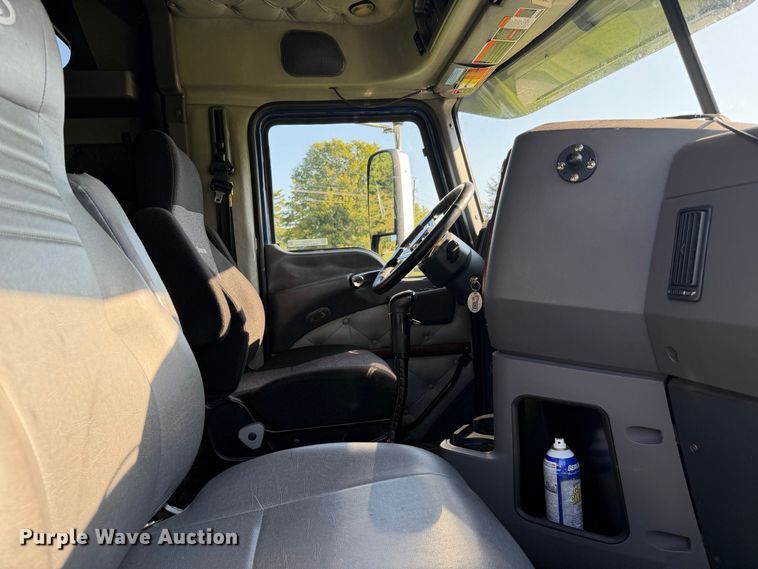 image for item FC3327 2018 Mack CHU613 semi truck