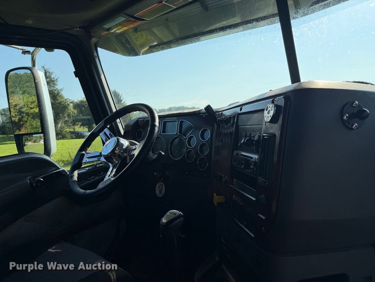 image for item FC3327 2018 Mack CHU613 semi truck