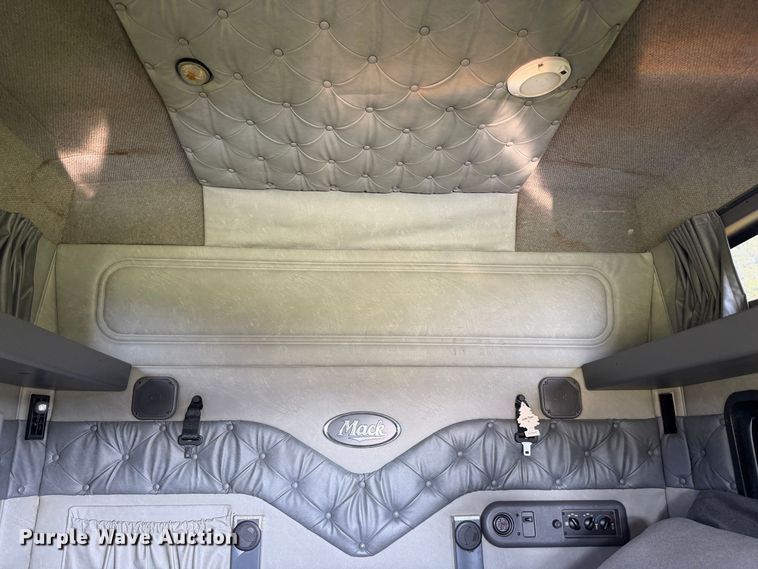 image for item FC3327 2018 Mack CHU613 semi truck