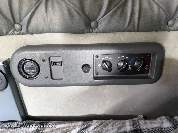 image for item FC3327 2018 Mack CHU613 semi truck