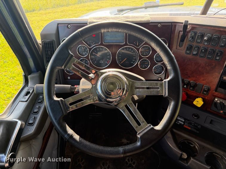 image for item FC3327 2018 Mack CHU613 semi truck