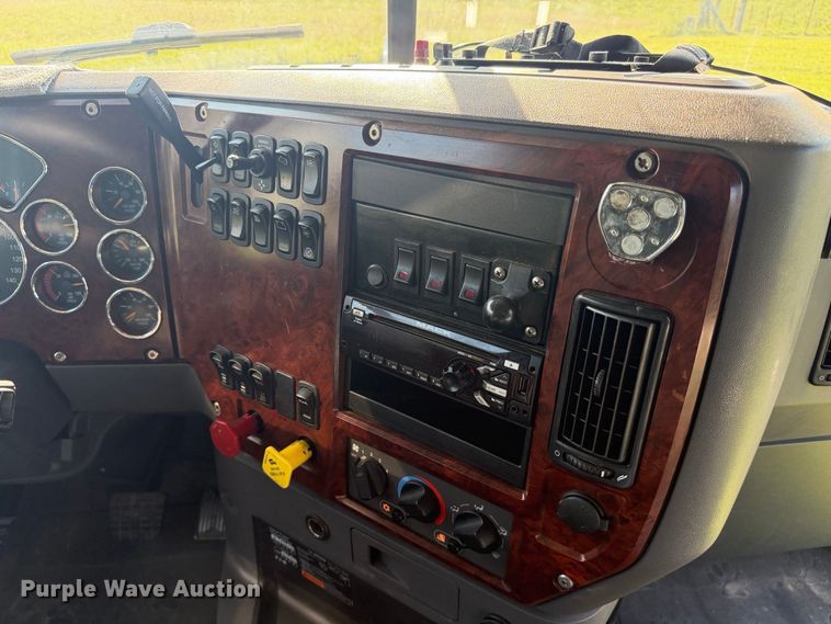 image for item FC3327 2018 Mack CHU613 semi truck