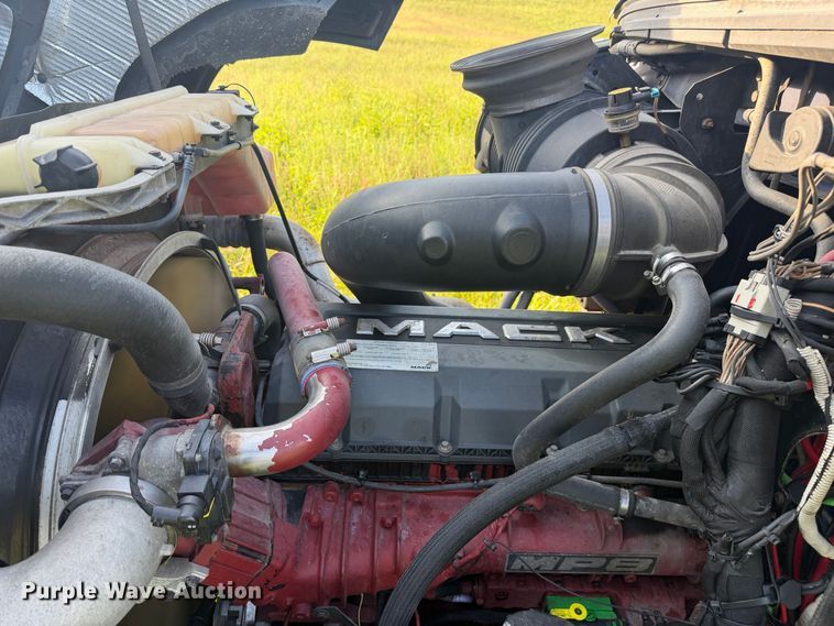 image for item FC3327 2018 Mack CHU613 semi truck