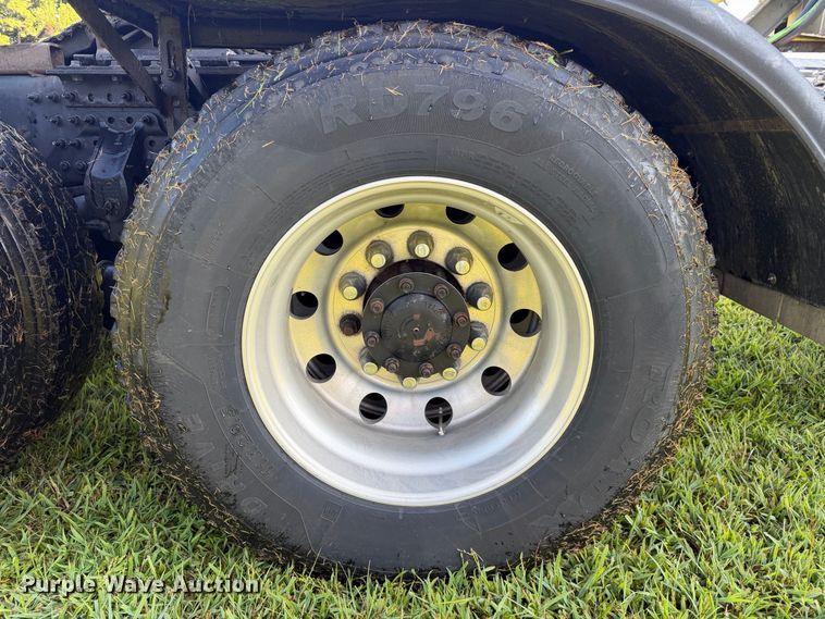 image for item FC3327 2018 Mack CHU613 semi truck