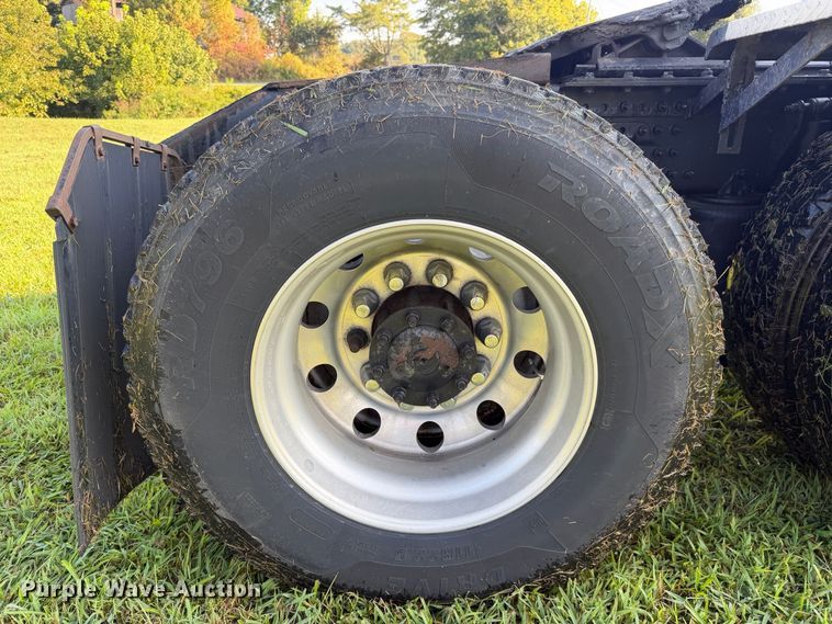 image for item FC3327 2018 Mack CHU613 semi truck