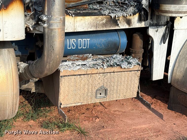 image for item FC4176 1998 Peterbilt 379 semi truck