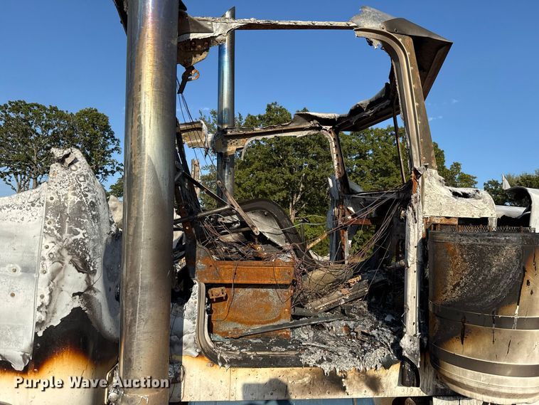image for item FC4176 1998 Peterbilt 379 semi truck