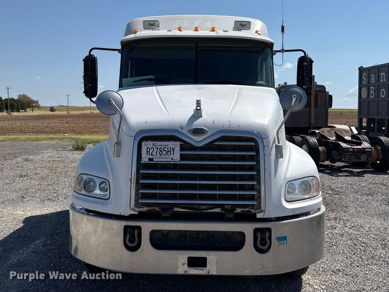 image for item FC4249 2018 Mack CXU613 semi truck