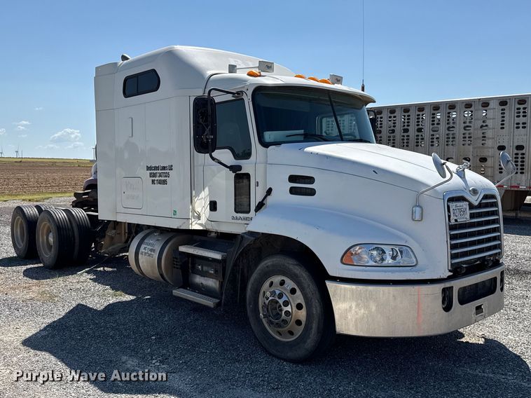 image for item FC4249 2018 Mack CXU613 semi truck