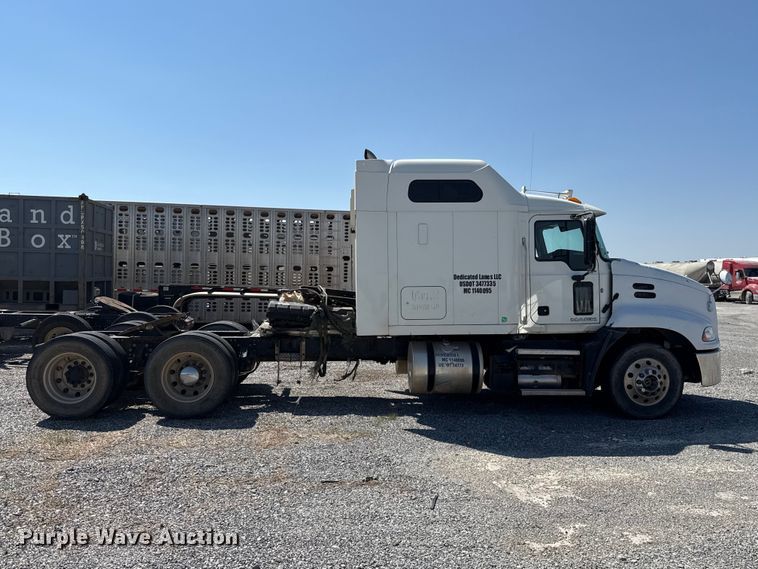 image for item FC4249 2018 Mack CXU613 semi truck