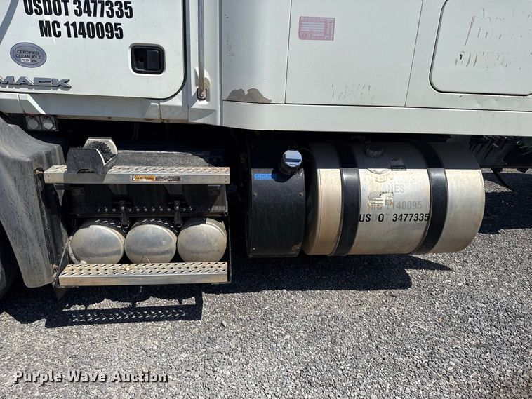 image for item FC4249 2018 Mack CXU613 semi truck