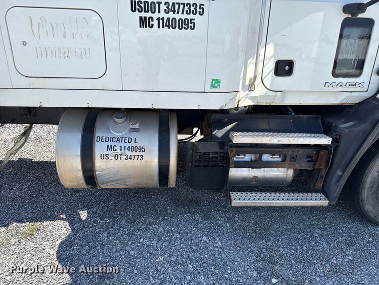 image for item FC4249 2018 Mack CXU613 semi truck
