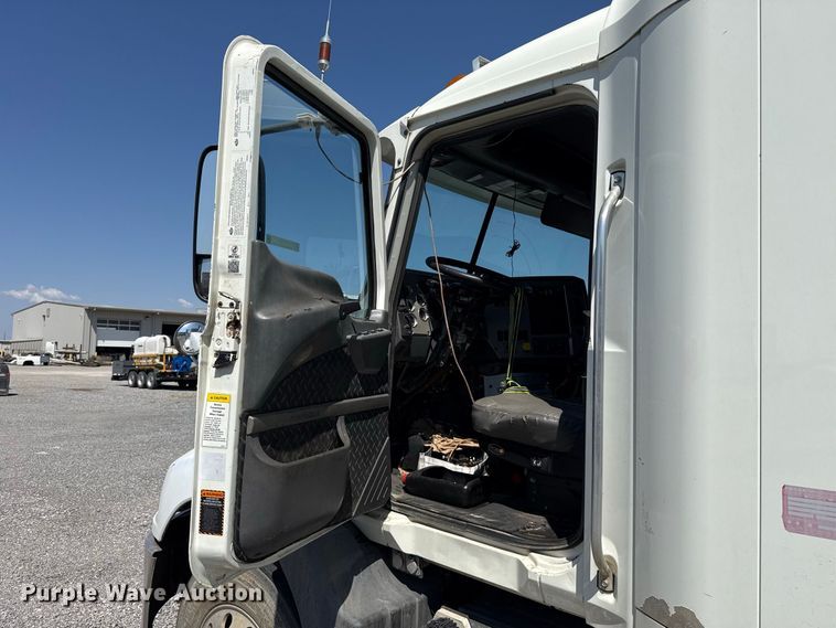 image for item FC4249 2018 Mack CXU613 semi truck