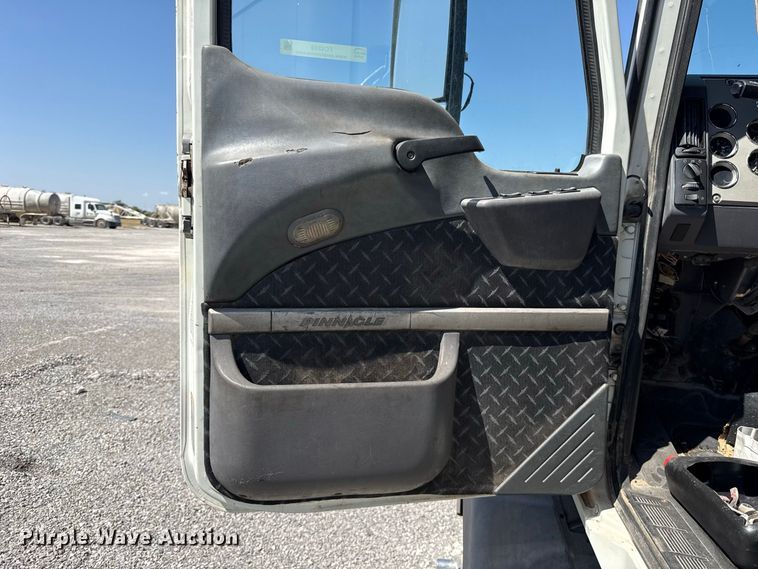 image for item FC4249 2018 Mack CXU613 semi truck