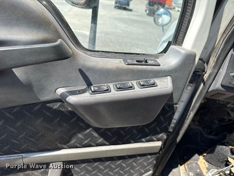 image for item FC4249 2018 Mack CXU613 semi truck