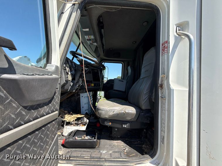 image for item FC4249 2018 Mack CXU613 semi truck