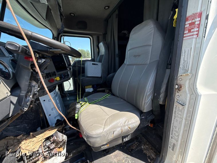 image for item FC4249 2018 Mack CXU613 semi truck