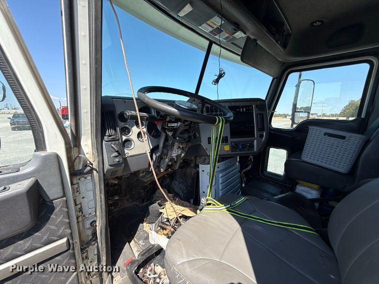 image for item FC4249 2018 Mack CXU613 semi truck