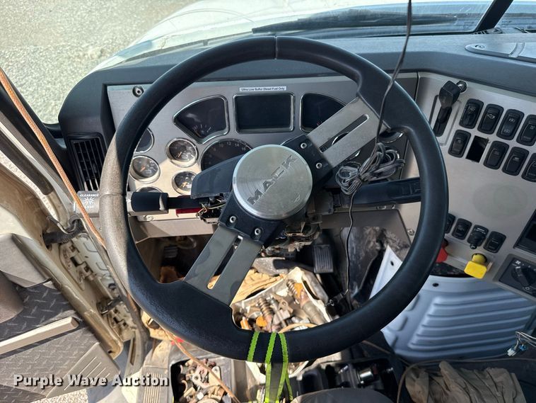 image for item FC4249 2018 Mack CXU613 semi truck