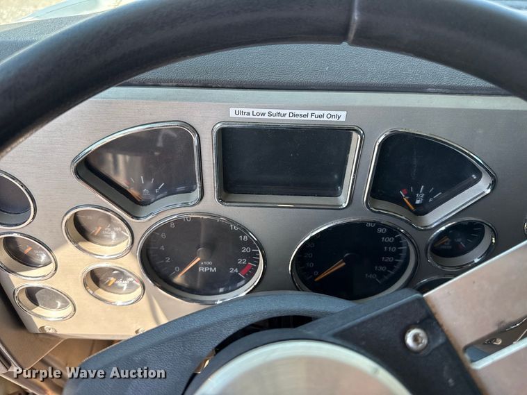 image for item FC4249 2018 Mack CXU613 semi truck