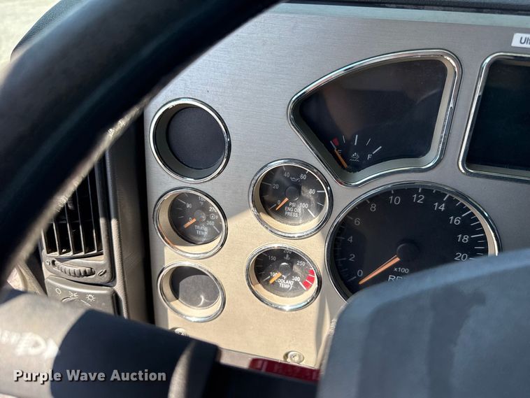 image for item FC4249 2018 Mack CXU613 semi truck