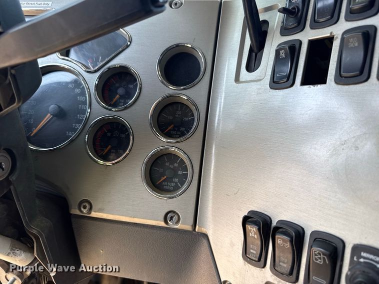 image for item FC4249 2018 Mack CXU613 semi truck