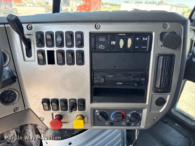 image for item FC4249 2018 Mack CXU613 semi truck