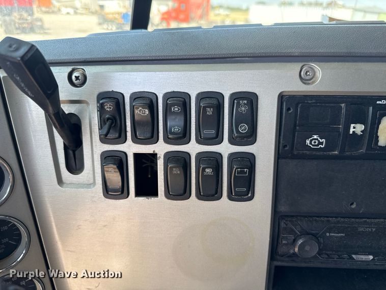 image for item FC4249 2018 Mack CXU613 semi truck