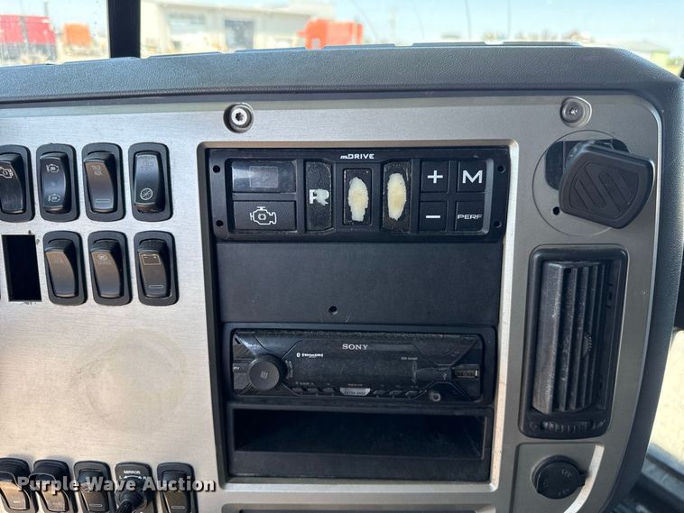 image for item FC4249 2018 Mack CXU613 semi truck