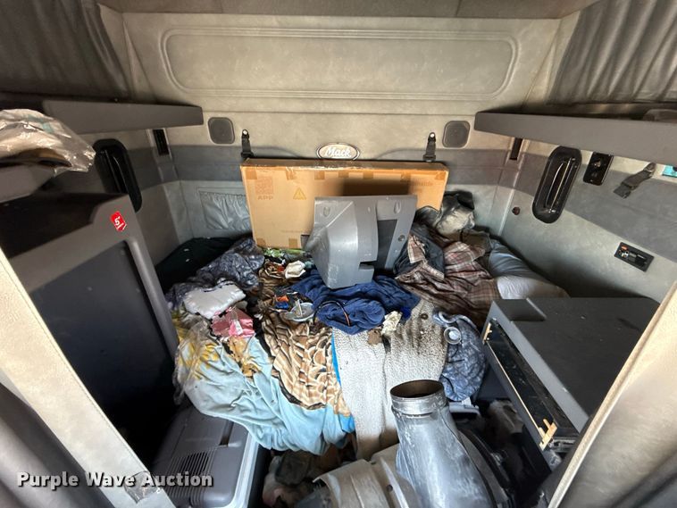 image for item FC4249 2018 Mack CXU613 semi truck