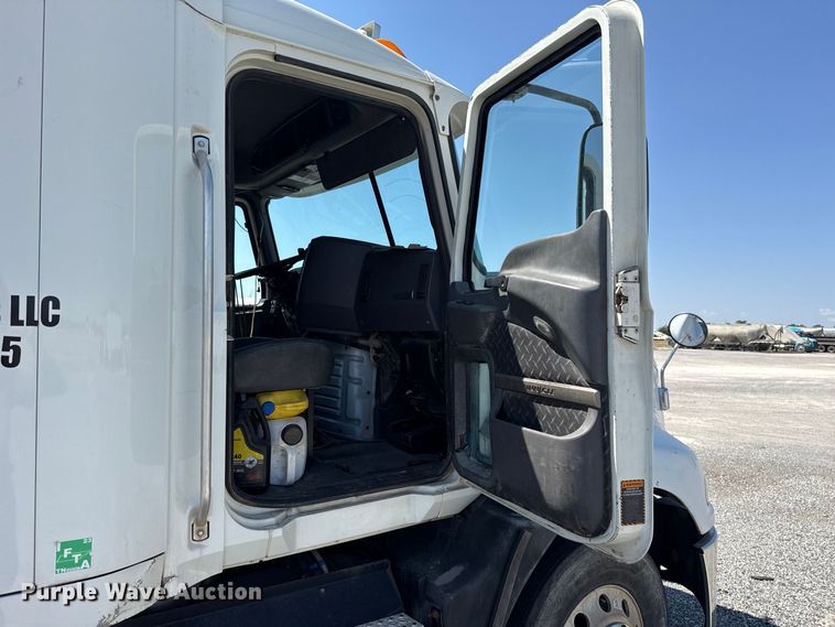 image for item FC4249 2018 Mack CXU613 semi truck
