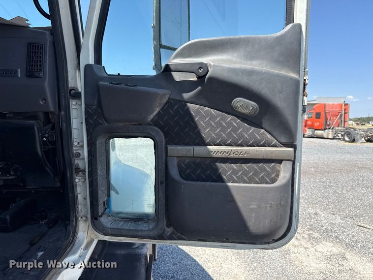 image for item FC4249 2018 Mack CXU613 semi truck