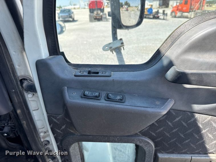 image for item FC4249 2018 Mack CXU613 semi truck
