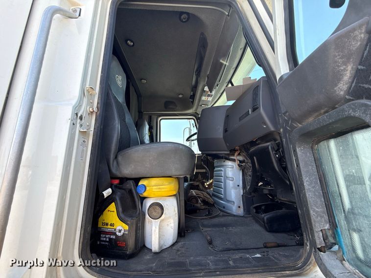 image for item FC4249 2018 Mack CXU613 semi truck