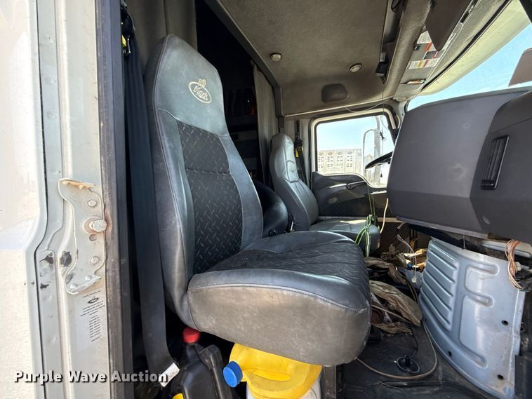 image for item FC4249 2018 Mack CXU613 semi truck