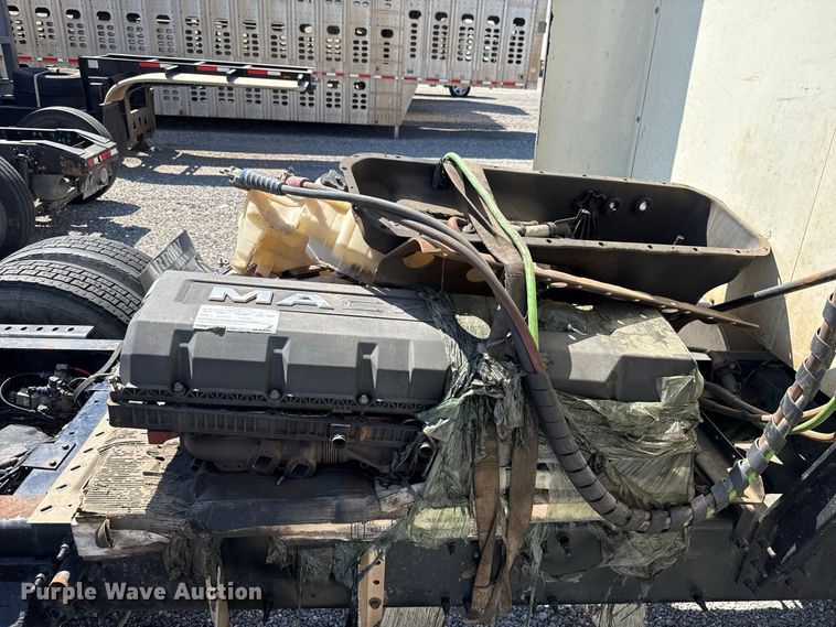 image for item FC4249 2018 Mack CXU613 semi truck