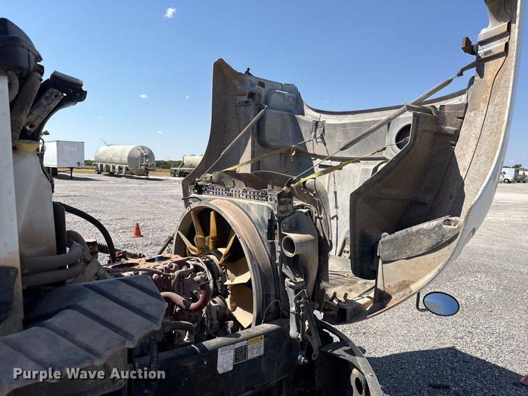image for item FC4249 2018 Mack CXU613 semi truck