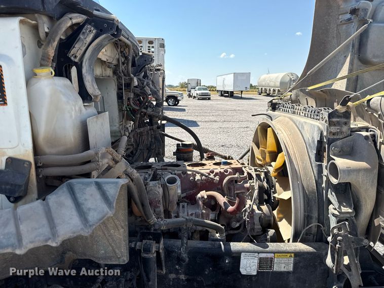 image for item FC4249 2018 Mack CXU613 semi truck