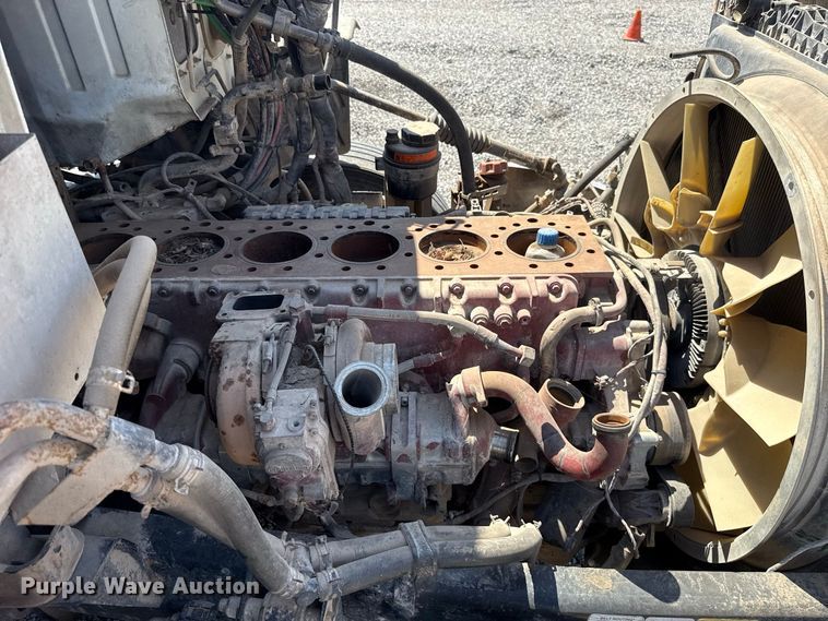 image for item FC4249 2018 Mack CXU613 semi truck